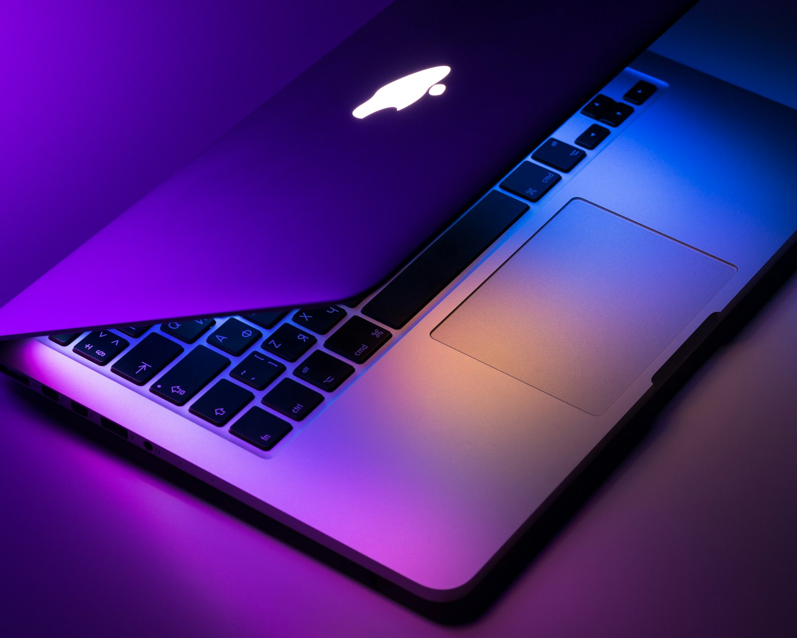 MacBook em ambiente de trabalho minimalista